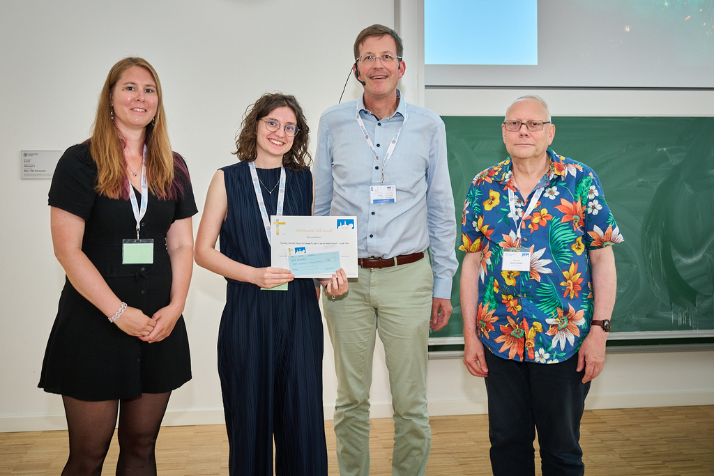 Sara Spada receiving her award for the best student talk